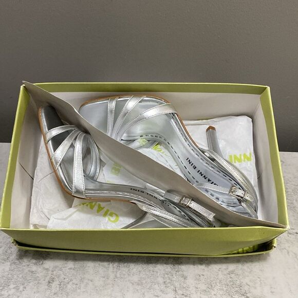 NWT Gianni Bini Metallic Silver Heels size 8 - Picture 14 of 16